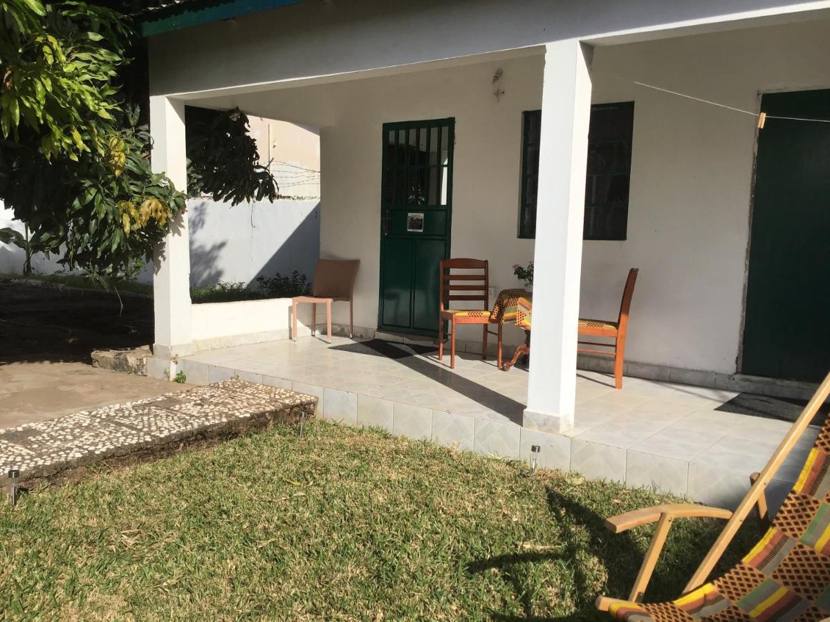 Anns Guesthouse Bakaugambia Esterno foto