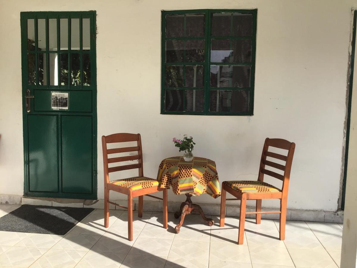 Anns Guesthouse Bakaugambia Esterno foto