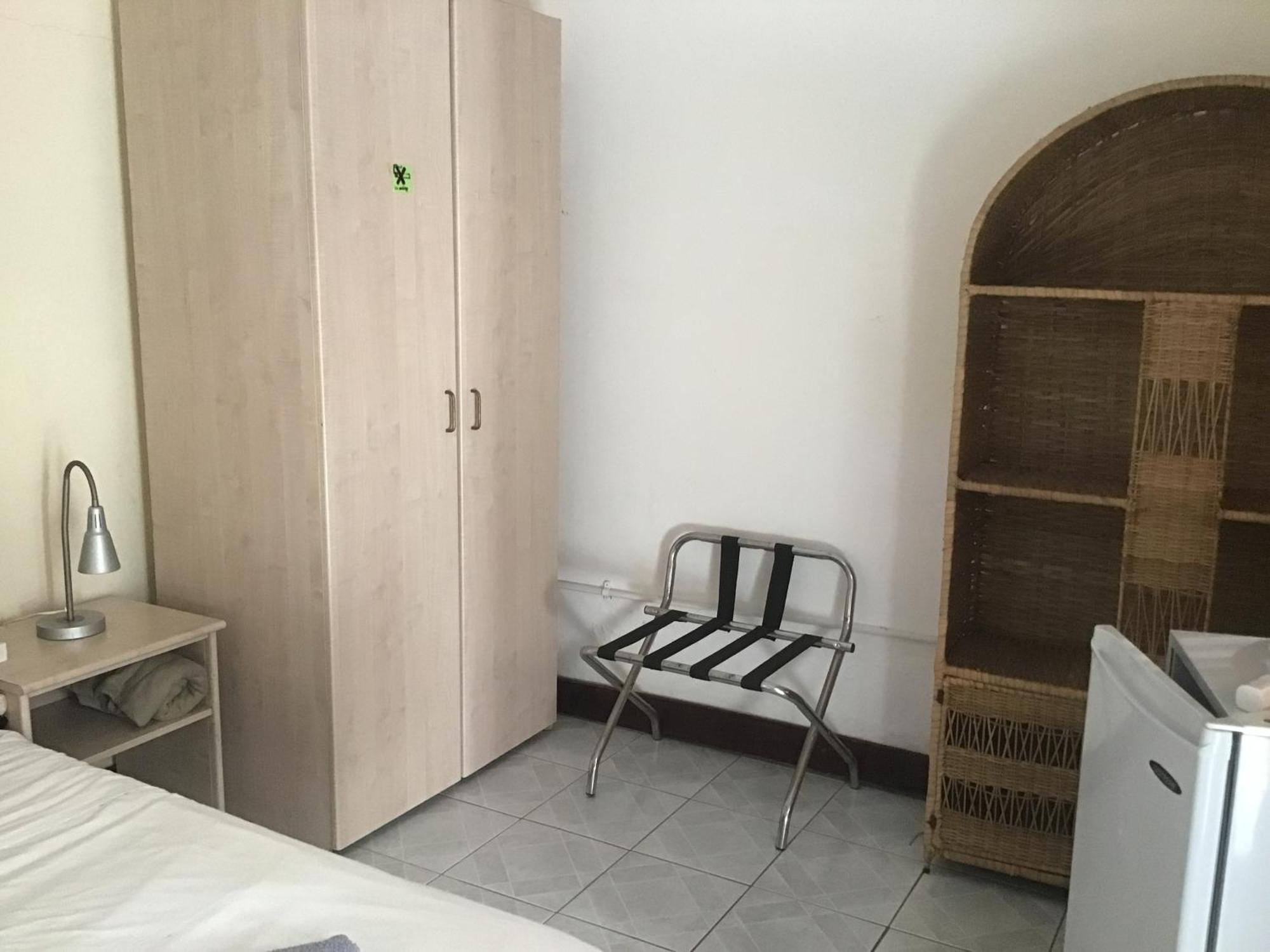 Anns Guesthouse Bakaugambia Esterno foto