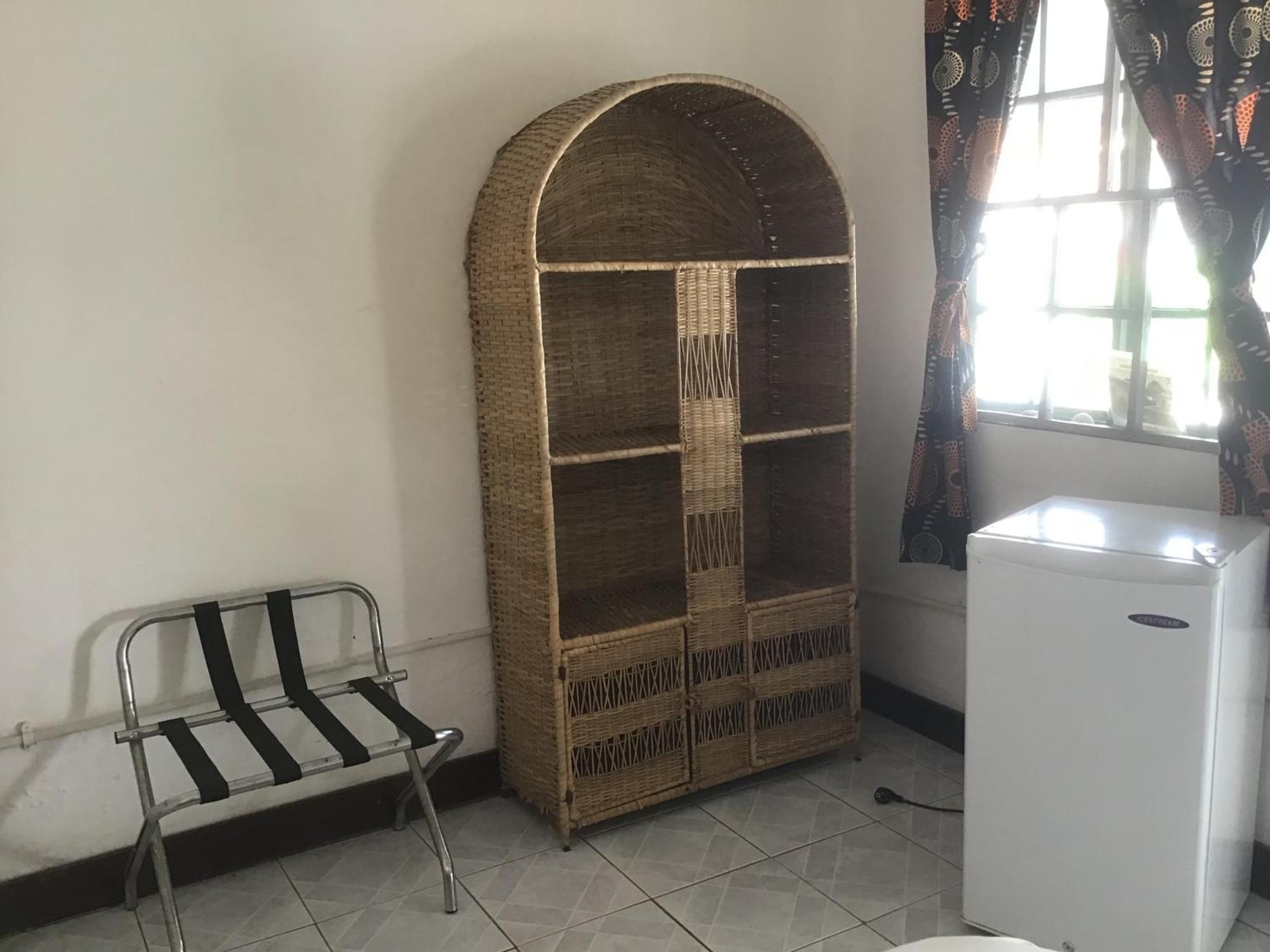Anns Guesthouse Bakaugambia Esterno foto