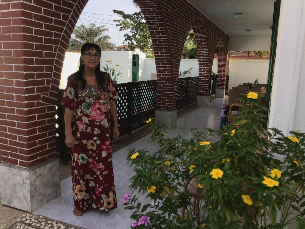 Anns Guesthouse Bakaugambia Esterno foto